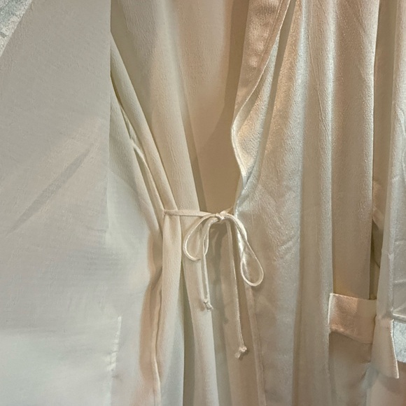 Victoria's Secret Shimmering Cream Robe - Picture 3 of 4